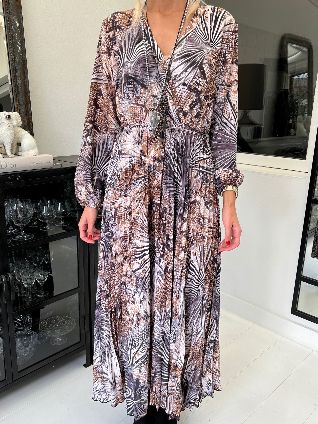 Marcella - Lång klänning med veckad kjol